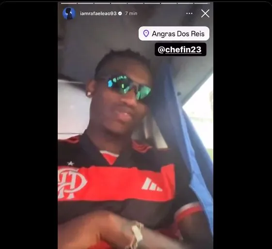 Rafael Leão, em seu Instagram, com a camisa do Flamengo