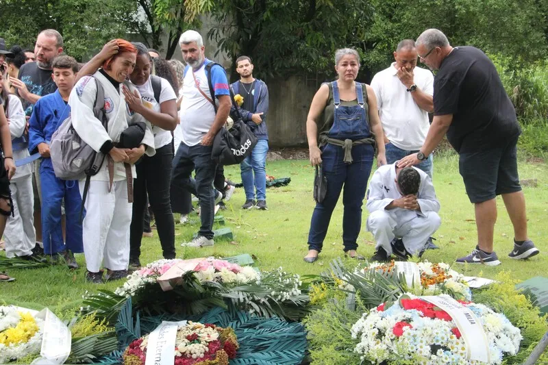 O corpo da nutricionista e atleta Mayara Hipólito Cardozo, 22 anos, foi sepultado no Parque da Paz