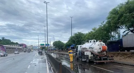 Via ficou totalmente fechada durante madrugada, mas foi liberada no início da manhã