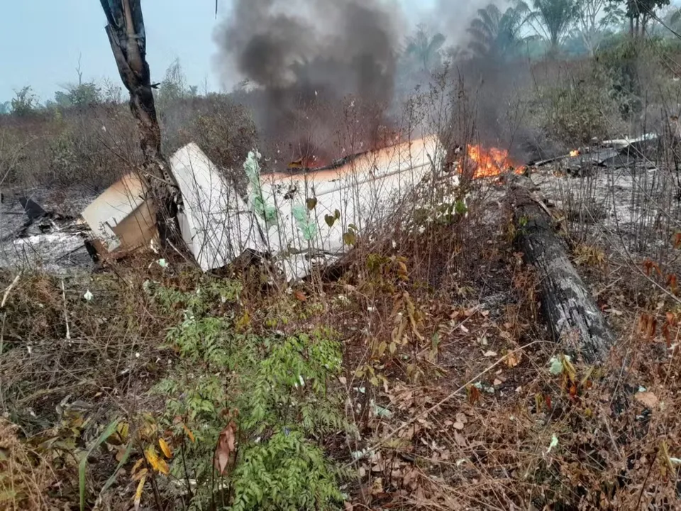 Avião de pequeno porte bimotor King Air caiu na área rural de Apiacás