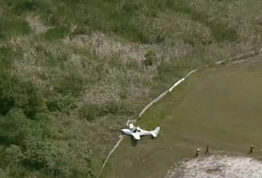 Monomotor saiu da pista e colidiu com cerca na área de mata do aeroporto de Jacarepaguá