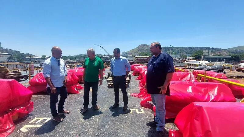 Autoridades vistoriaram balsas que farão espetáculos na virada em Niterói