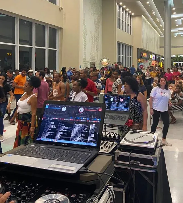 O Baile Charme do Pátio Alcântara é um pedacinho da tradicional festa do Viaduto de Madureira