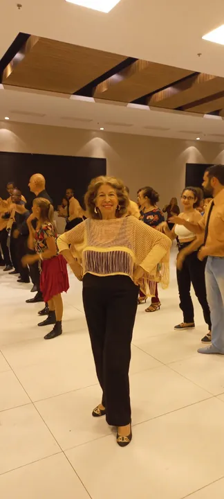 O Baile Dançante da Helô é uma verdadeira celebração da dança, reunindo pessoas de todas as idades para momentos de descontração e socialização