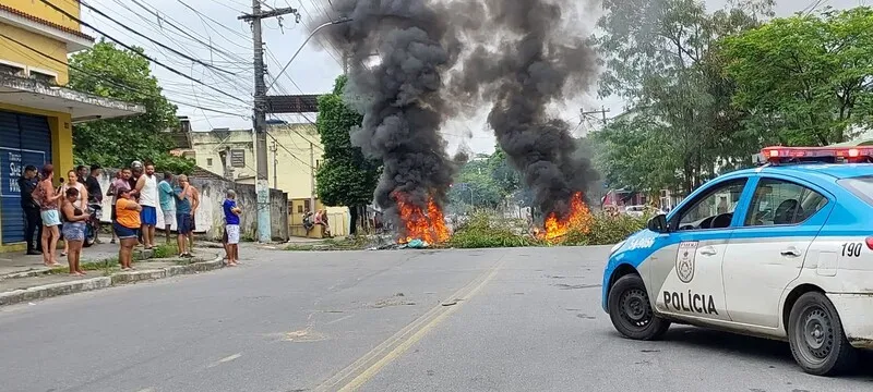 No Lindo Parque, em São Gonçalo, moradores fizeram uma manifestação pacífica no início da manhã tentando chamar a atenção da empresa