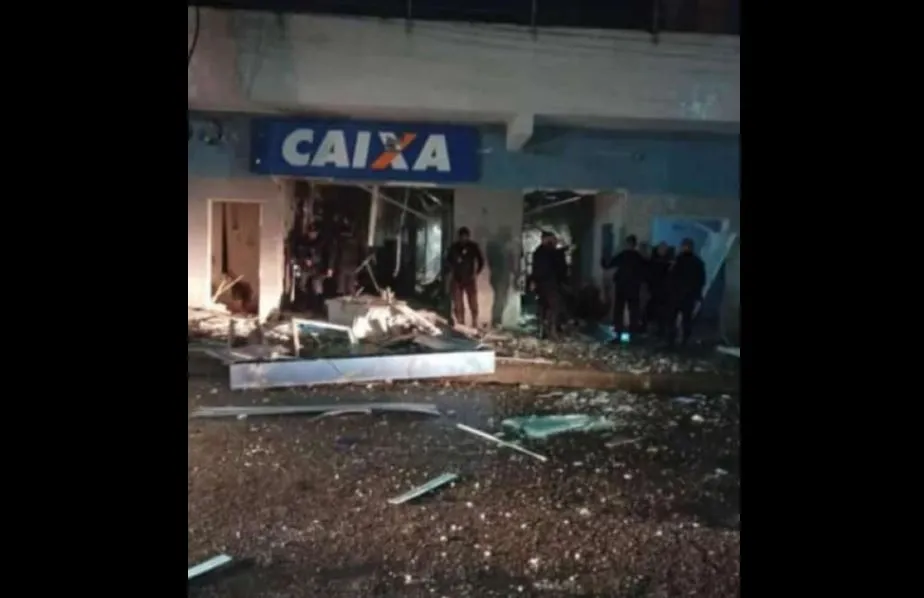 Bandidos invadiram e explodiram uma agência da Caixa Econômica Federal em Japeri, na Baixada Fluminense