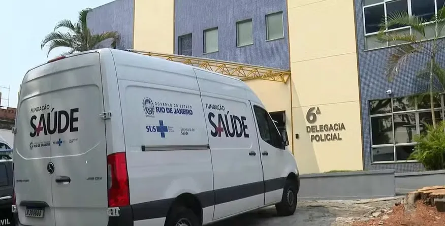 Uma das vans na porta da delegacia