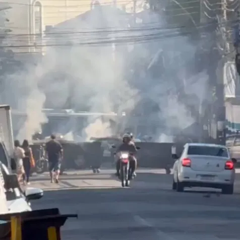 Criminosos interditam Rua Barão de Petrópolis com caçambas e fogo