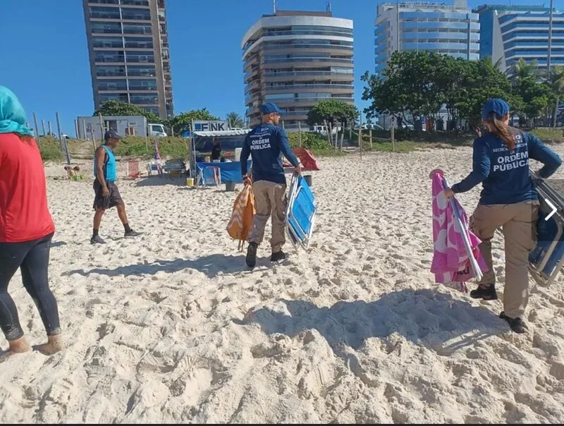 Prefeitura do Rio aplica multas em barraqueiros por venda ilegal de bebidas em garrafa de vidro