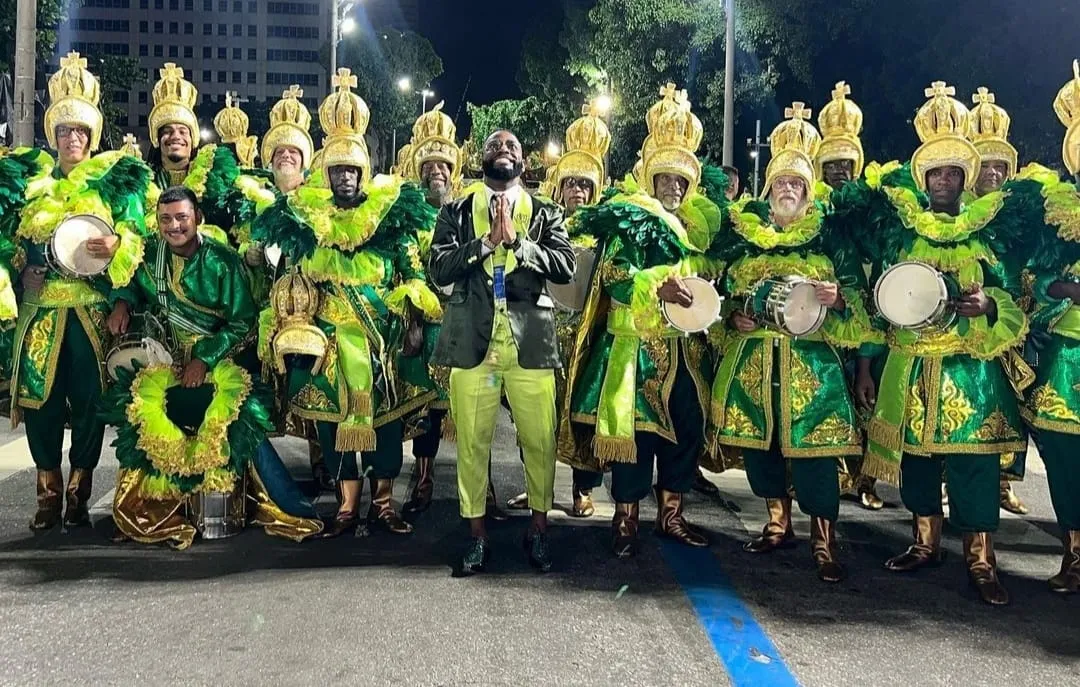 Mestre Vitinho e bateria do Império Serrano