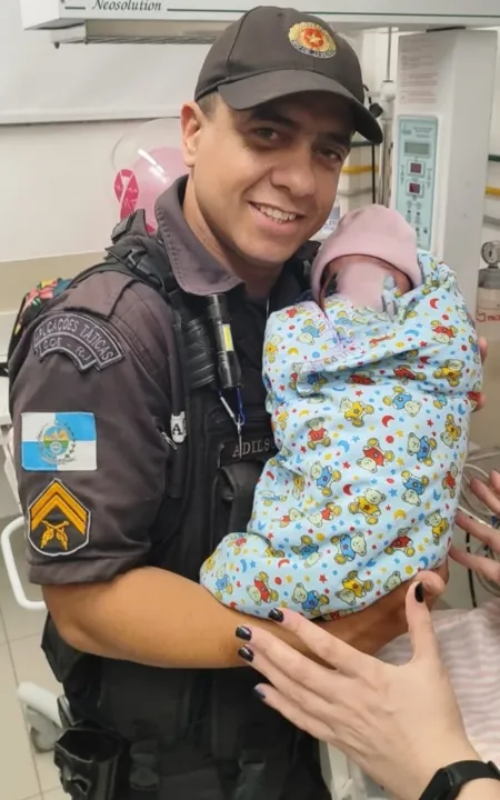 Bebê foi resgatada por policiais militares depois de ser abandonada em lixeira