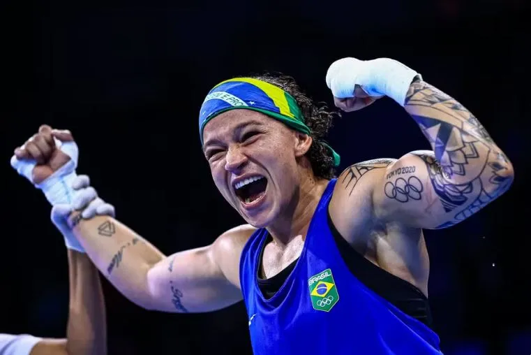 Bia Ferreira começa bem em Paris e avança para as quartas de final do boxe