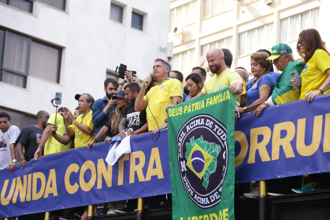 Bolsonaro discursou do alto do trio elétrico, em Icaraí