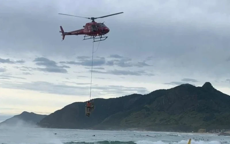 Helicóptero dos bombeiros resgatou corpo que boiava na praia