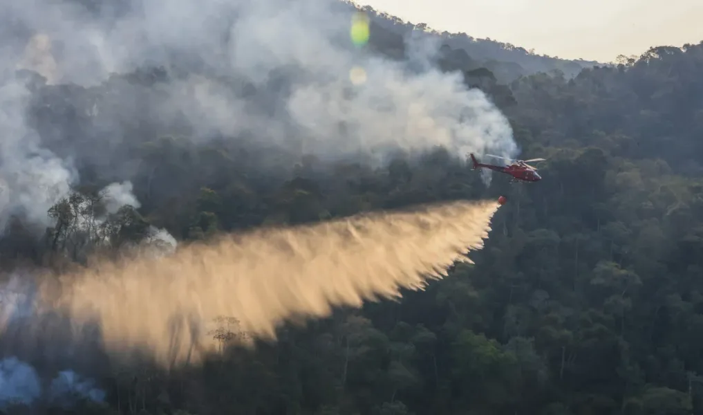 Aeronaves tentam apagar incêndios