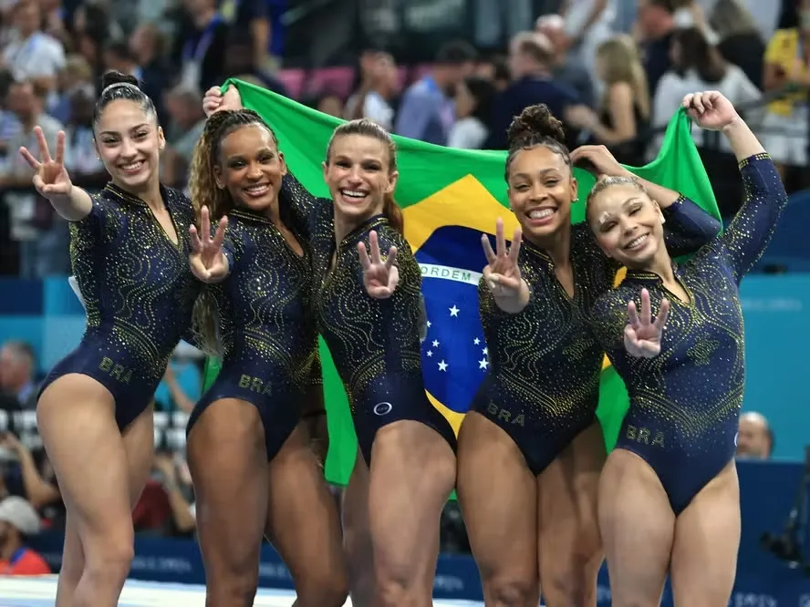 Equipe é formada por Rebeca Andrade, Flávia Saraiva, Jade Barbosa, Julia Soares e Lorrane Oliveira