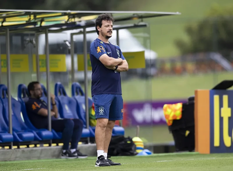 Fernando Diniz orientando a seleção brasileira em treino