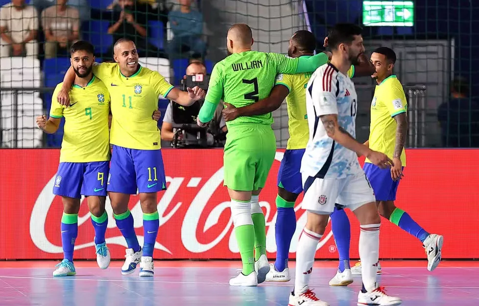 Seleção brasileira de futsal comemora gol contra a Costa Rica