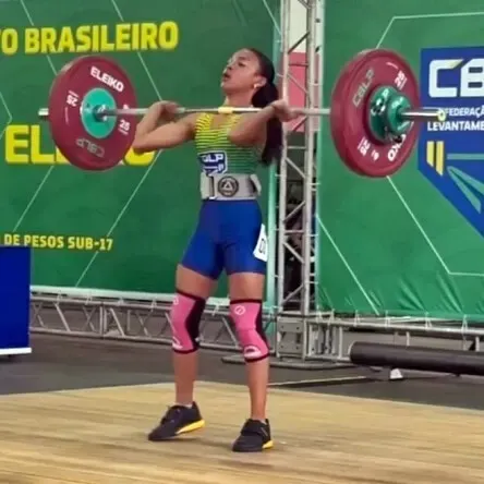 Isanelly Cristina durante Campeonato Brasileiro de Levantamento de Pesos sub-17