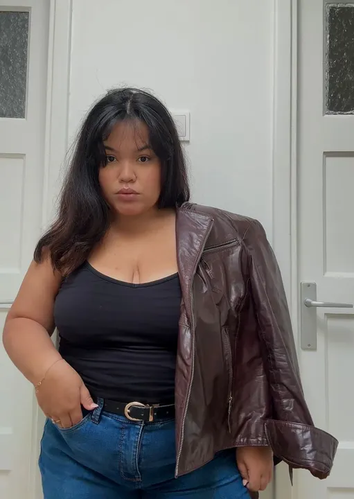 "Como uma mulher imigrante, uma pessoa não-branca, latina, estar nesse meio e ter a chance de desfilar na fashion week é incrível", conta brasileira