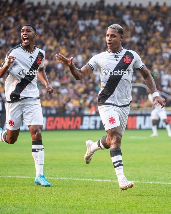 Rayan (à esq.) e David marcaram os gols do Vasco