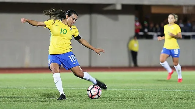 Marta foi punida com o cartão vermelho direto após uma entrada forte na derrota contra a Espanha