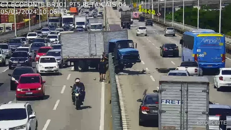 Imagem ilustrativa da imagem Caminhão bate na ponte e fica atravessado na pista; vídeo