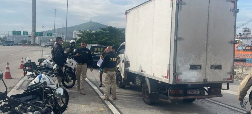 Agentes da PRF prenderam homem que dirigia caminhão com placas cobertas