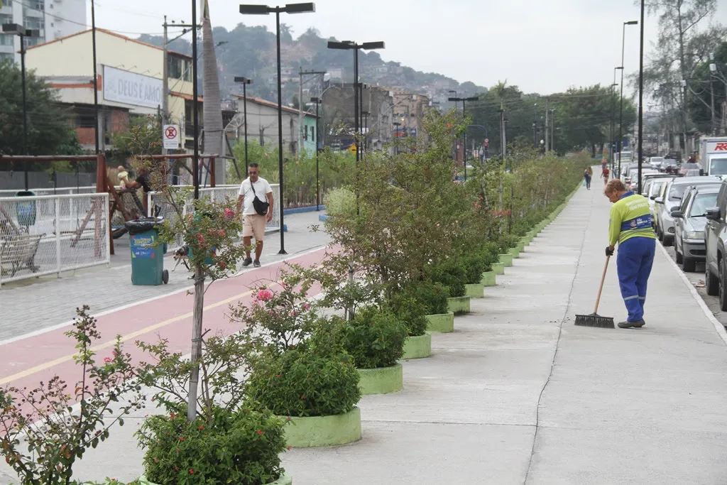 Revitalizada pelo programa Praça Renovada em março de 2023, a área de lazer possui canteiros central e lateral formando um boulevard