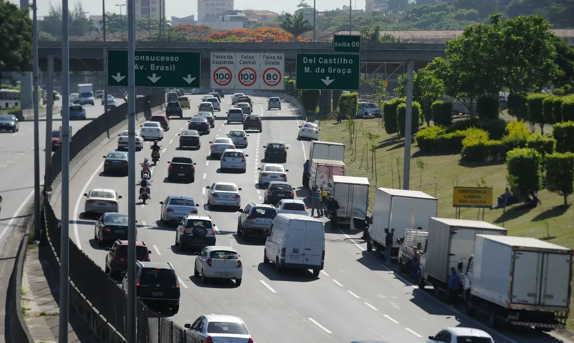 Caminhão de bebidas pegou fogo dentro de um dos túneis da Linha Amarela.