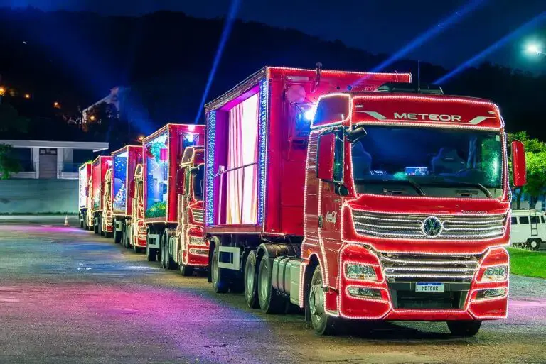 No Rio de Janeiro, a caravana de Natal conta com uma frota de seis caminhões vermelhos iluminados