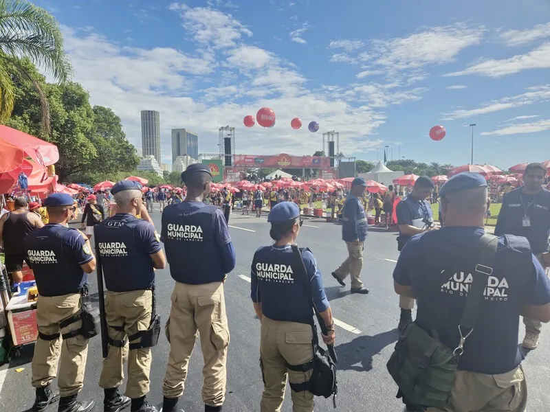 Guardas e agentes de Ordem Pública monitoraram entorno da Sapucaí e desfile de blocos na capital