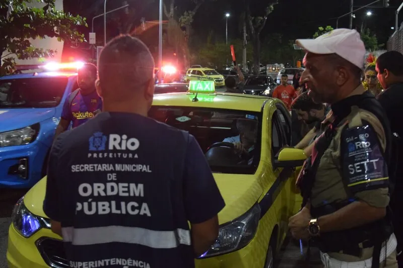 Além da Sapucaí, agentes também fiscalizaram saída de blocos de rua no Rio