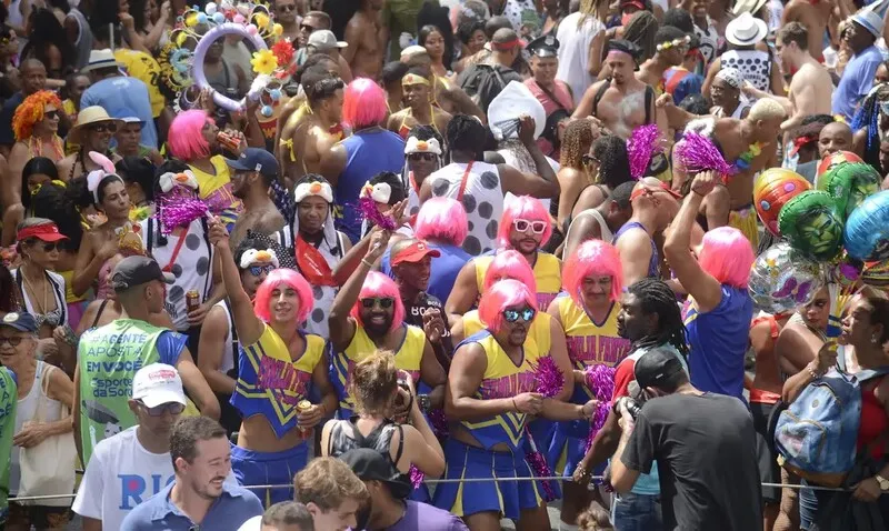 Carnaval altera horário de lojas, centros comerciais e serviços