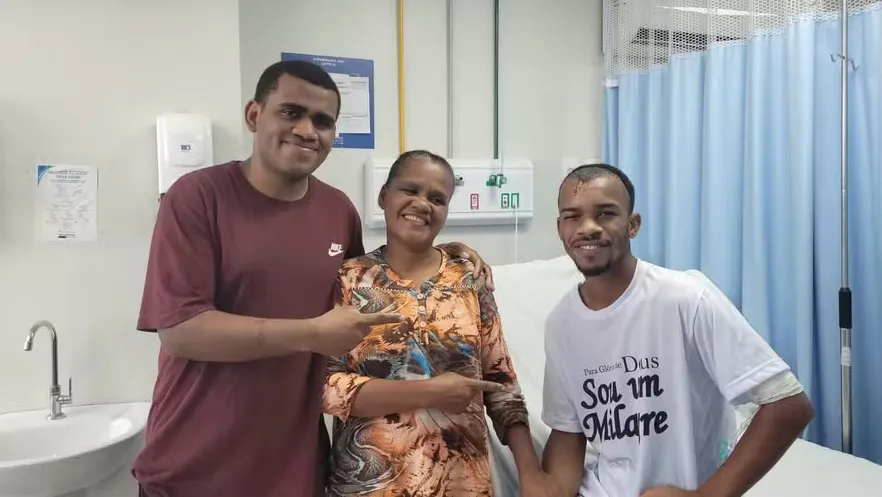 Vitor com sua mãe e irmão no hospital nesta quarta-feira (24)