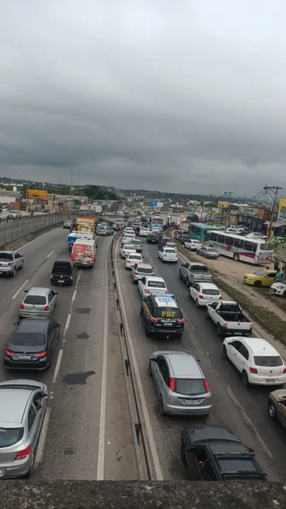 O fluxo no local é intenso com engarrafamento nos dois sentidos