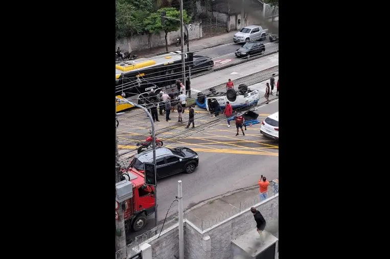 Viatura da PM colidiu com BRT na Zona Oeste do Rio de Janeiro