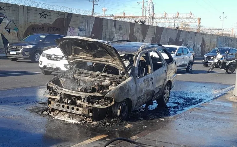 Carro pegou fogo na Avenida Rei Pelé, na Zona Norte do Rio, na tarde desta quinta (23)