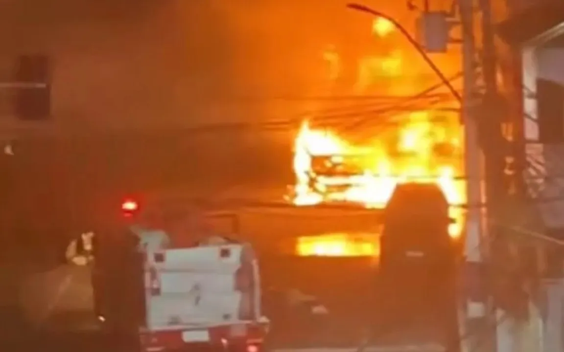 Carro incendiado na Rodovia Amaral Peixoto, na Barra de Macaé