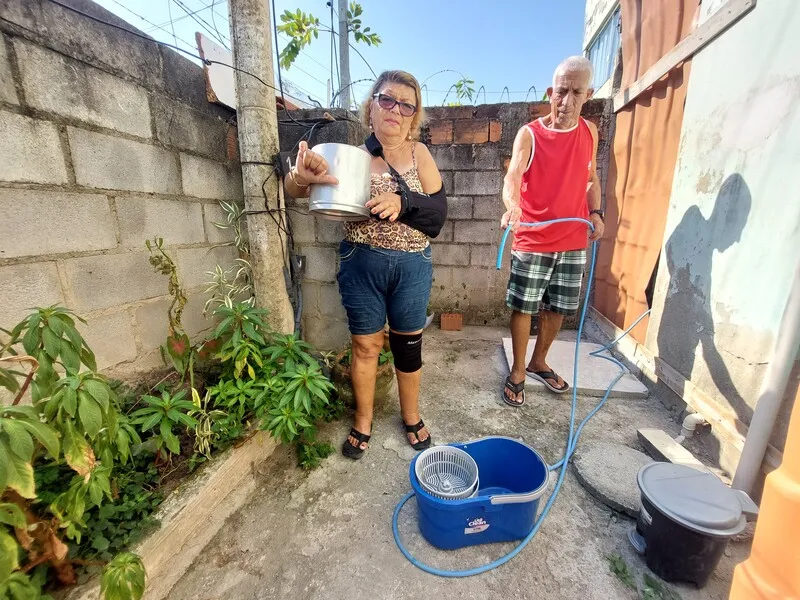 Moradores estão usando água emprestada de vizinhos, sem saber quando voltarão a receber abastecimento