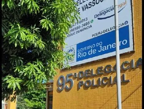 Os três foram presos em flagrante por agentes da 95ª DP