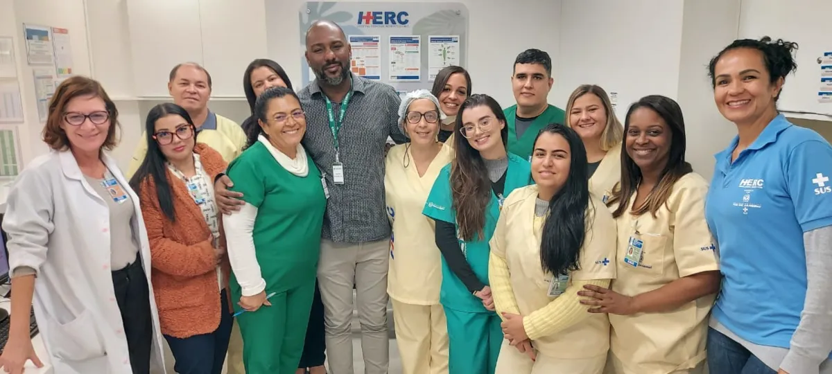 Adriano foi recepcionado pelos colegas de trabalho nesta segunda-feira (12)