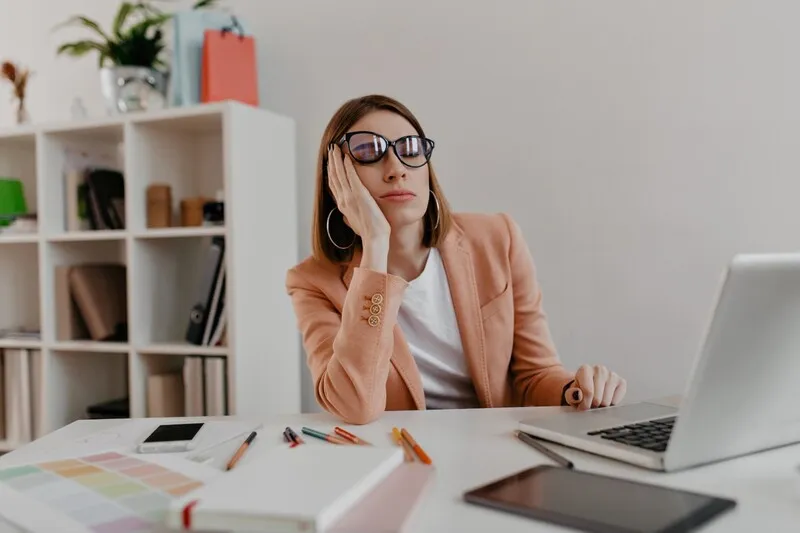 No geral, vários fatores podem fazer com que o ambiente de trabalho seja muito mais hostil para mulheres