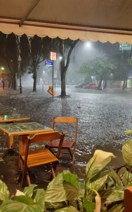 Chuva causa alagamento nas ruas do Rio de Janeiro
