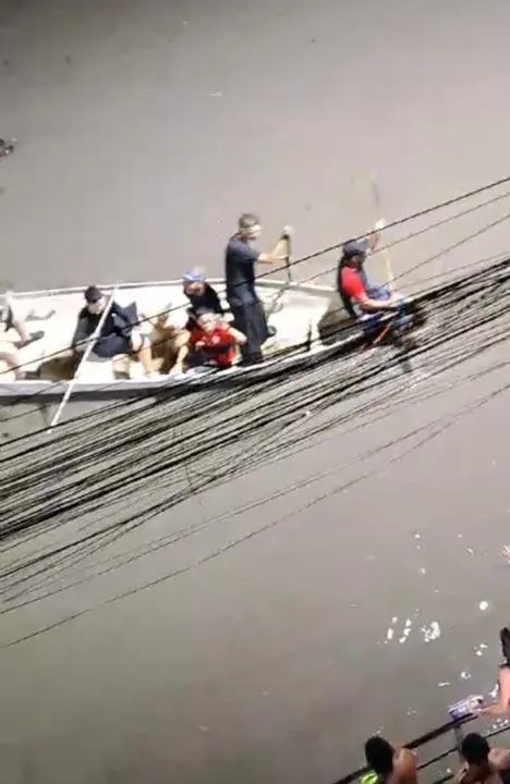 Em Neves, moradores usaram um barco