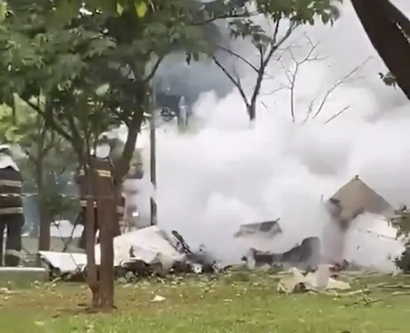 Ao se chocar contra o solo, o avião pegou fogo e explodiu