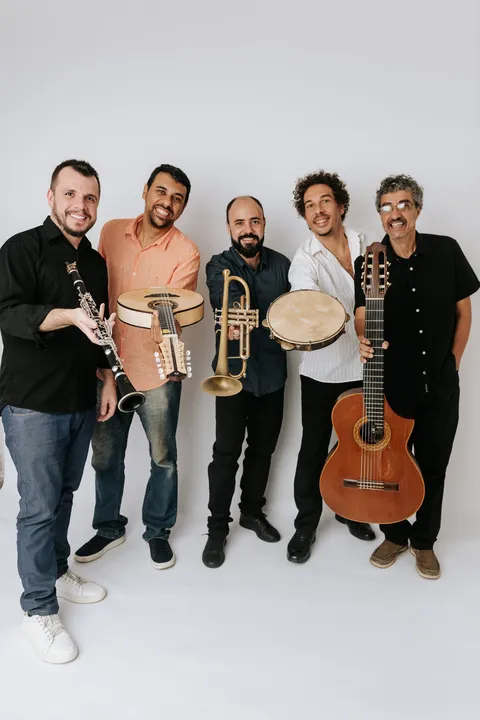 O grupo é formado por Daniel Karin, Maico Lopes, Rogério Souza, Tiago do Bandolim e Whatson Cardozo