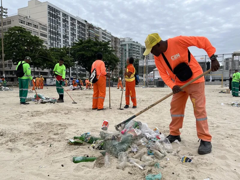 No total, foram recolhidas das praias da cidade cerca de 70 toneladas de resíduos