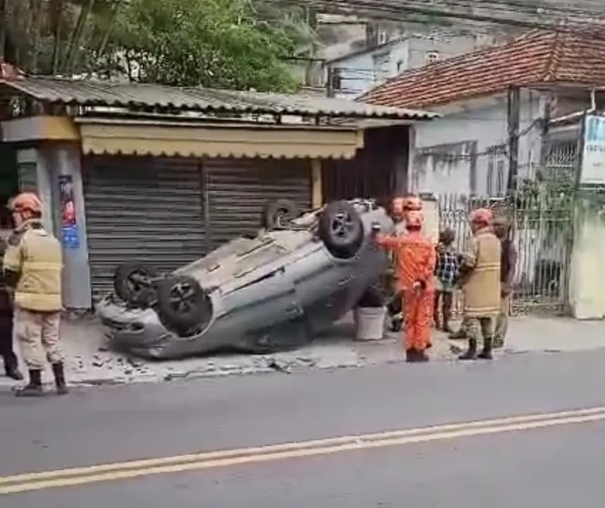 Capotamento aconteceu na Rua Mário Viana, em Santa Rosa