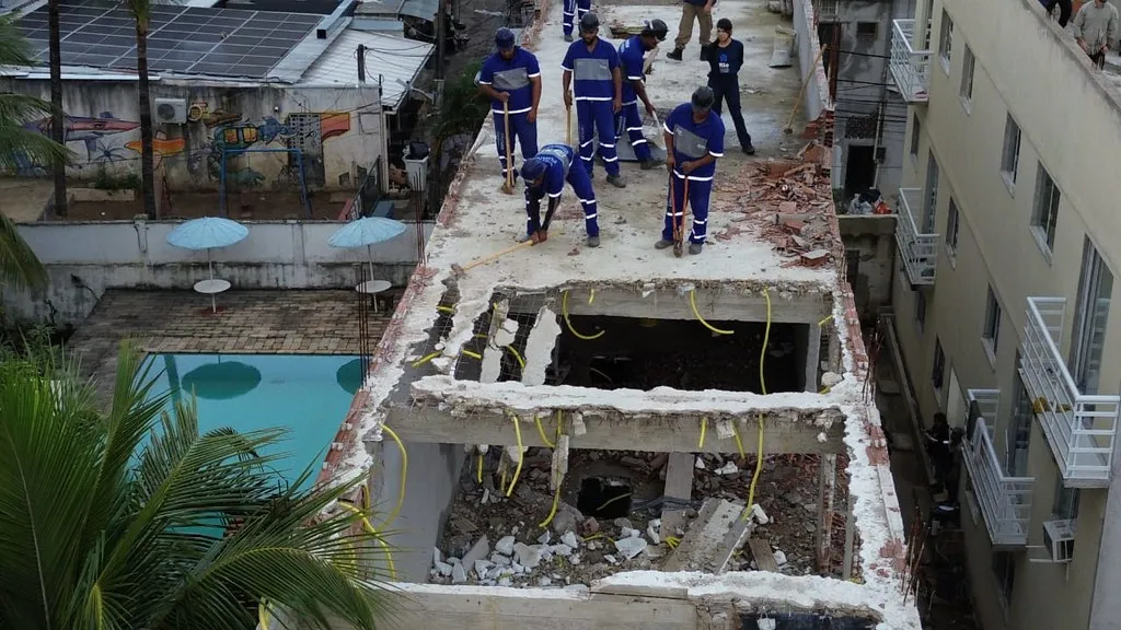 Dois prédios que estavam sendo construídos irregularmente na Ilha da Gigoia são demolidos pela SEOP